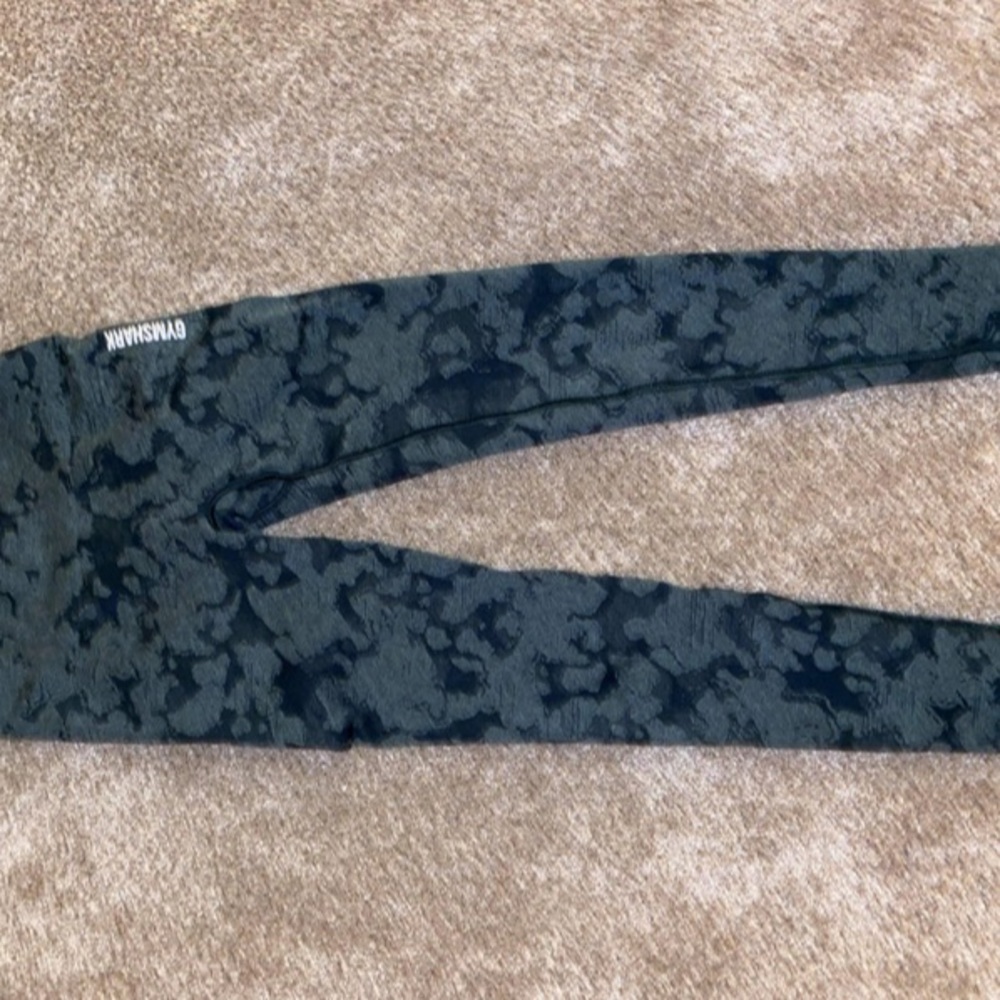 XS adapt camo seamless- SLIGHT CRACKING IN LOGO